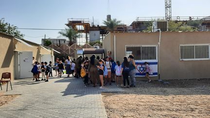 170 enfants déplacés israéliens sont accueillis dans des écoles installées dans des préfabriqués construits entre les hôtels et la Mer Morte. (GILLES GALLINARO)