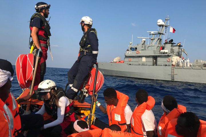 Opération de sauvetage par l'"Ocean Viking", le 23 août 2019. Ce jour-là, 356 migrants ont été secourus par le navire. (ANNE CHAON / AFP)