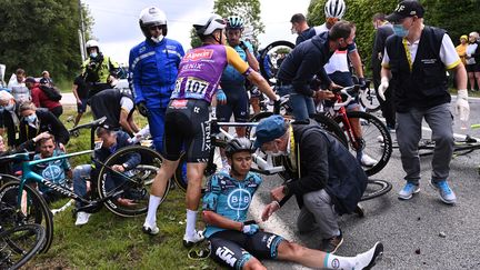 Des coureurs au sol lors d'une chute survenue sur la première étape du Tour de France 2021.&nbsp; (ANNE-CHRISTINE POUJOULAT / POOL / AFP)