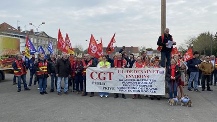 Une centaine de manifestants étaient réunis le 1er mai 2023, à Denain (Nord) à l'appel des syndicats. (MARINE CARDOT / FRANCEINFO)