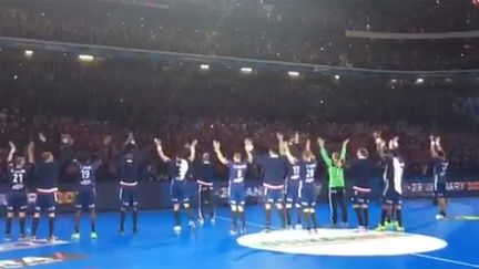 Clapping improvisé dans le stade Pierre-Mauroy entre les Experts de l'équipe de France et le public après le quart de finale du Mondial