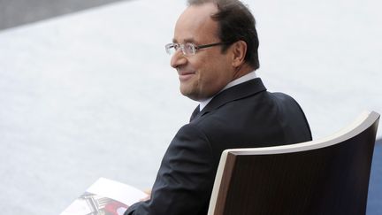 Le pr&eacute;sident Fran&ccedil;ois Hollande assiste au d&eacute;fil&eacute; du 14 juillet 2012 sur les Champs-Elys&eacute;es &agrave; Paris le 14 juillet 2012 (BERTRAND GUAY / AFP)