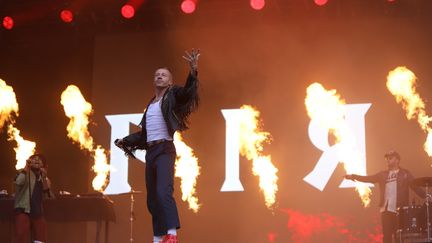 Sans conteste l'une des principales têtes d'affiche du festival, le rappeur américain Macklemore a promis d'emblée de mettre "le fire" dimanche soir sur la grande scène. Et il a effectivement mis le feu avec un show endiablé, joyeux et sans temps morts, comblant Paris, sa "ville d'Europe préférée" où il il sent "beaucoup d'amour" et est "toujours bien accueilli" par ses fans. Macklemore a ameneé sa petite fille sur scène pour un "bonjour" timide en français dans le texte puis a fait huer Donald "Chump" (crétin), en appelant à lutter contre la haine et la peur et à accueillir "la diversité qui embellit le monde".
 (Gilles Scarella / FTV)