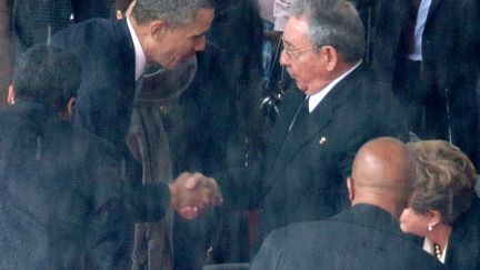 A la surprise g&eacute;n&eacute;rale, le&nbsp;pr&eacute;sident am&eacute;ricain Barack Obama a serr&eacute; la main de son homologue cubain Raul Castro. Un geste historique, alors que les deux pays sont en froid depuis le d&eacute;but des ann&eacute;es 1960. (CHIP SOMODEVILLA / GETTY IMAGES EUROPE / AFP)