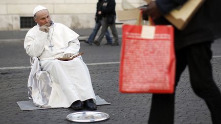 L'artiste travaillait sur la principale avenue menant au Colis&eacute;e &agrave; Rome, calotte sur la t&ecirc;te, comme ici le 3 mai 2013, au c&ocirc;t&eacute; d'autres imitateurs comme lui. (ALESSANDRO BIANCHI / REUTERS)