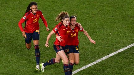 Les Espagnoles célèbrent leur second but en demi-finale de la Coupe du monde 2023 contre la Suède. (SAEED KHAN / AFP)