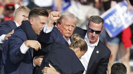 Donald Trump a été visé par une tentative d'assassinat en Pennsylvanie, lors d'un meeting, le 13 juillet 2024. (DAVID MAXWELL / EPA)