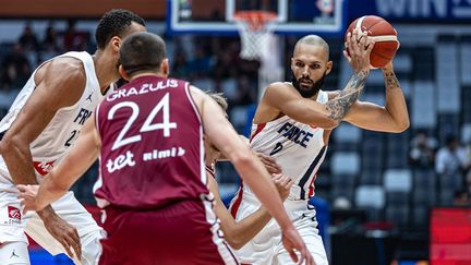 Evan Fournier a encore livré une prestation offensive de grande qualité contre la Lettonie à la Coupe du monde, dimanche 27 août 2023. (FIBA)