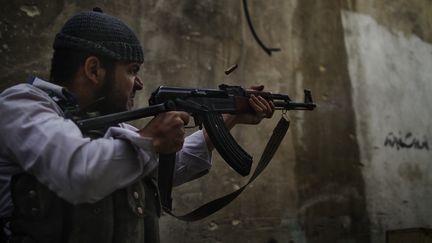 Un combattant de l'Arm&eacute;e syrienne libre, &agrave; Alep (Syrie), le 24 octobre 2012. (JAVIER MANZANO / AFP)