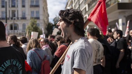 Manifestation dans les rues d'Athènes, le 8 mars. Les Grecs crient leur colère contre leurs dirigeants, après l'accident de train qui a fait 57 morts et de nombreux disparus. (SOCRATES BALTAGIANNIS / DPA / MAXPPP)