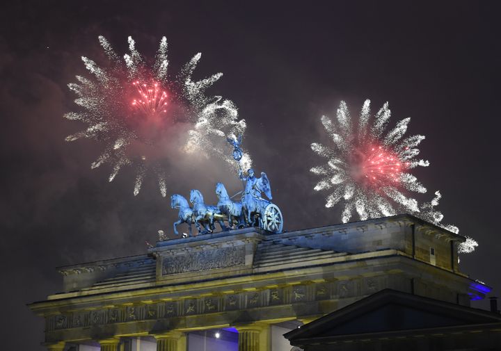 Des feux d'artifice explosent au-dessus de la porte de Brandebourg, à Berlin (Allemagne), le 1er janvier 2015. (TOBIAS SCHWARZ / AFP)