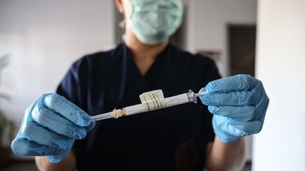 Vaccin anti-Covid : les Européens entre enthousiasme et prudence