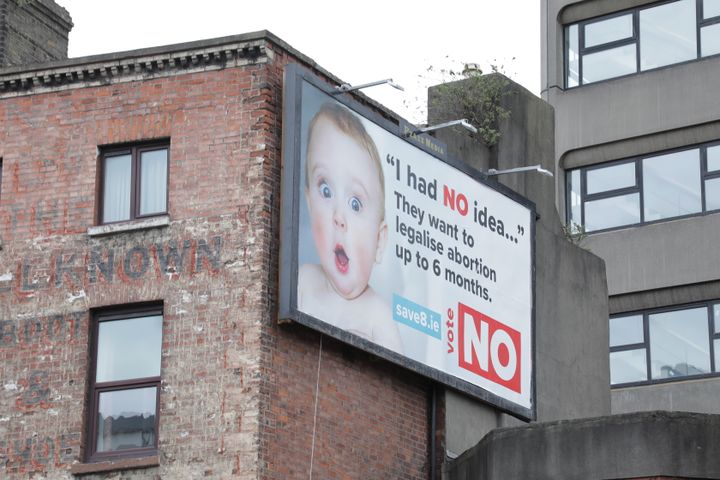 "Je ne savais pas qu'ils voulaient légaliser l'avortement jusqu'à 6 mois", s'étonne le bébé sur cette affiche contre la légalisation de l'avortement, à Dublin. (ELISE LAMBERT / FRANCEINFO)