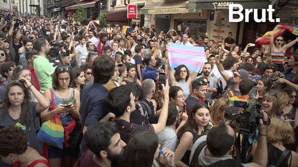 La Gay Pride a bien eu lieu dans la capitale turque dimanche. Un millier de personnes se sont rassemblées place Taksim malgré l’interdiction des autorités.
