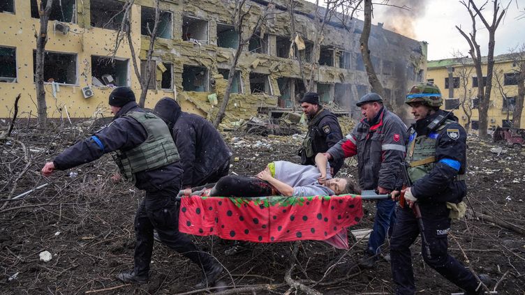 The photo was taken on March 9, 2022 during a Russian strike against a hospital in Mariupol (Ukraine).  (EVGENIY MALOLETKA / World Press Photo Foundation / EPA / MAXPPP)