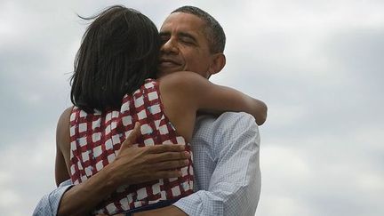 Barack Obama enlaçant sa femme Michelle, la photo postée sur Facebook après sa réélection.
 (Page Facebook de Barack Obama)