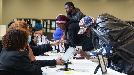 A Atlanta, la plus grande ville de l'Etat de Géorgie, un électeur accomplit son devoir citoyen vêtu d'un sac poubelle, en référence à une déclaration malheureuse du président sortant, Joe Biden, lequel a comparé les supporters de Donald Trump à des "ordures". (MEGAN VARNER / GETTY IMAGES NORTH AMERICA)