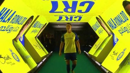 Le footballeur Cristiano Ronaldo a été présenté aux supporters de son nouveau club Al-Nassr à Riyad, en Arabie saoudite, mardi 3 janvier. Malgré son contrat colossal, le joueur se défend d'avoir pris une retraite dorée. (FRANCE 2)