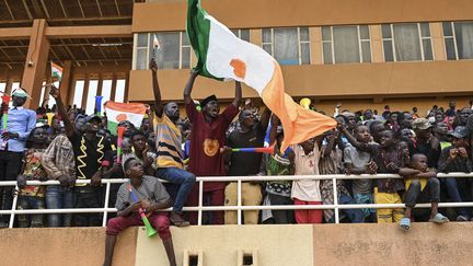 Des jeunes nigériens lors d'un concert de soutien aux putschistes au stade Général-Seyni-Kountché de Niamey (Niger), le 13 août 2023. (AFP)