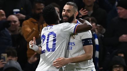 Vinicius Junior et Karim Benzema, lors du quart de finale aller de&nbsp;Ligue des champions entre Chelsea et le Real Madrid, le 6 avril 2022, à Stamford Bridge. (GLYN KIRK / IKIMAGES / AFP)