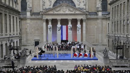 &nbsp; (Le monde universitaire rend hommage aux qautre résistants avant leur entrée au Panthéon © Philippe Wojazer)