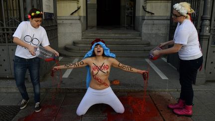 Trois membres des Femen manifestent &agrave; Madrid&nbsp;(Espagne) pour le droit &agrave; l'avortement, le 23 d&eacute;cembre 2013. (PIERRE-PHILIPPE MARCOU / AFP)