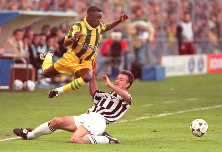 Didier Deschamps tacle Claude Makélélé lors de la demi-finale de la Ligue des champions entre la Juventus et Nantes, le 17 avril 1996. (FRANK PERRY / AFP)