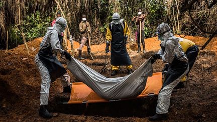 Signalé pour la première fois en Afrique de l’Ouest en mars 2014, c’est pourtant d’après les scientifiques le 26 décembre 2013 à Meliandou, un village reculé de Guinée, que le virus aurait frappé pour la première fois un petit garçon qui en mourra deux jours plus tard. (Daniel Berehulak / New York Times / Getty Reportage)