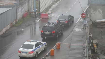 Des enqu&ecirc;teurs russes arrivent, mardi 21 octobre 2014, sur le tarmac de l'a&eacute;roport&nbsp;de Vnoukovo, &agrave; Moscou, o&ugrave; un accident a co&ucirc;t&eacute; la vie &agrave; Christophe de Margerie, le patron de Total.&nbsp; (MAXIM SHEMETOV / REUTERS)