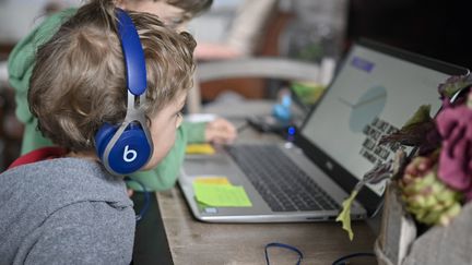 Un enfant, entre école en ligne et jeu video, pendant le confinement.&nbsp; (RICCARDO GIORDANO / IPA / MAXPPP)