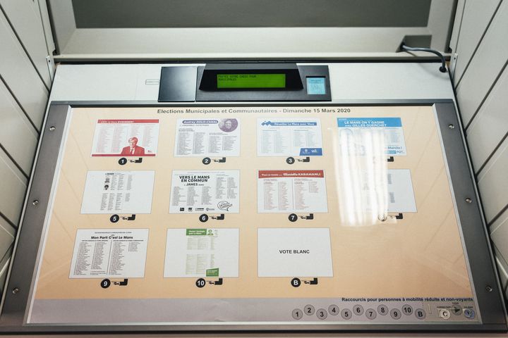 Une machine à voter au Mans, le 15 mars 2020 lors du premier tour des élections municipales. (DENIS MEYER / HANS LUCAS / AFP)