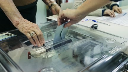 Un bureau de vote dans le 20e arrondissement de Paris, le 7 mai 2016. (DENIS MEYER / HANS LUCAS / AFP)