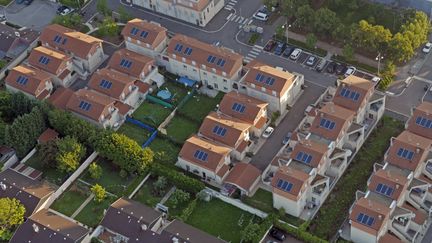 Un lotissement équipé de panneaux solaire dans l'agglomération lyonnaise. La Ville veut encourager leur installation (PIERRE AUGROS / MAXPPP)