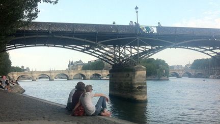 Une partie de la passerelle du Pont des Arts s'est d&eacute;croch&eacute;e, le 8 juin 2014, &agrave; Paris. (BASTIEN HUGUES / FRANCETV INFO)