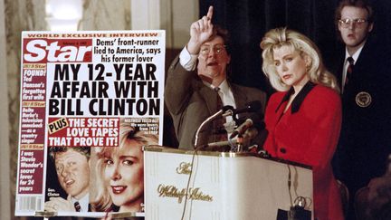 Gennifer Flowers révèle qu'elle a eu une liaison adultère avec Bill Clinto, un des candidats à l'élection présidentielle américaine, en janvier 1992. (TIMOTHY A. CLARY / AFP)