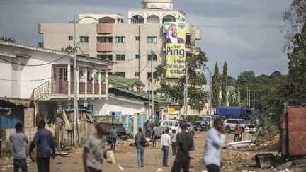 Libreville, capitale du Gabon, est en proie a de violents affrontements. Pourtant, les expatriés français se sentent en sécurité.&nbsp; (MARCO LONGARI / AFP)