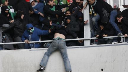 Des supporters s'affrontent avec la rencontre Nice-Saint-Etienne, le 24 novembre 2013, &agrave; Nice. (VALERY HACHE / AFP)