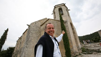 Michel Leeb devant la chapelle Notre-Dame d'Alidon
 (PHOTOPQR/LE PARISIEN)