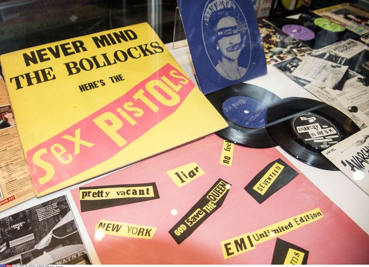 Les pochettes des albums "Never Mind the Bollocks" et "God Save the Queen" pour une exposition à Londres, le 9 mars 2016. (SHUTTERSTOCK/SIPA / SIPA)