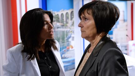 La s&eacute;natrice socialiste Samia Ghali (G) et la ministre d&eacute;l&eacute;gu&eacute;e aux Personnes handicap&eacute;es et &agrave; la Lutte contre l'exclusion, Marie-Arlette Carlotti, apr&egrave;s un d&eacute;bat t&eacute;l&eacute;vis&eacute; lors de la primaire socialiste, &agrave; Marseille (Bouches-du-Rh&ocirc;ne), le 12 septembre 2013. (ANNE-CHRISTINE POUJOULAT / AFP)