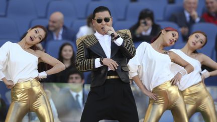 &nbsp; (Psy et sa fameuse danse du cheval © REUTERS/Alessandro Bianchi)