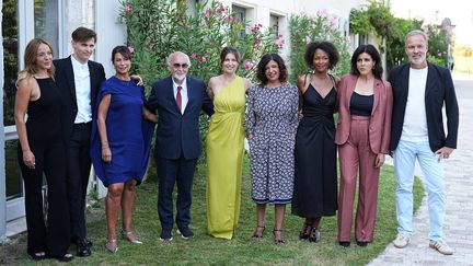 Les membres du jury du Festival du film francophone d'Angoulême 2023, réunis autour de la présidente Laetitia Casta (en jaune). (LAURENT VU/SIPA / SIPA)