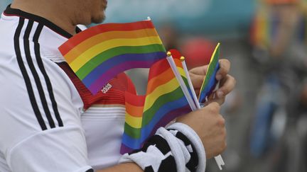 Des drapeaux arc-en-ciel contre la discrimination sont distribués dans le stade de l'Allianz Arena, à Munich (Allemagne), le 23 juin&nbsp;2021. (FRANK HOERMANN/SVEN SIMON / SVEN SIMON / AFP)