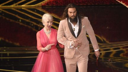 Helen Mirren et Jason Momoa remettent l'Oscar du meilleur documentaire le 24 février 2019 à Los Angeles (Etats-Unis). (CHRIS PIZZELLO / AP / SIPA)