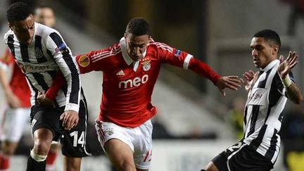 L'attaquant de Benfica Rodrigo dans la tenaille des joueurs de Newcastle