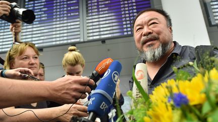 L'artiste chinois Ai Weiwei à son arrivée en Allemagne à l'aéroport de Munich
 (PETER KNEFFEL / DPA / dpa Picture-Alliance/AFP)