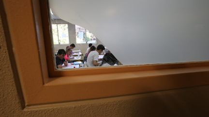 Des candidats passent le bac &agrave; l'abri des regards, le 17 juin 2015 &agrave; Troyes (Aube).&nbsp; (MAXPPP)