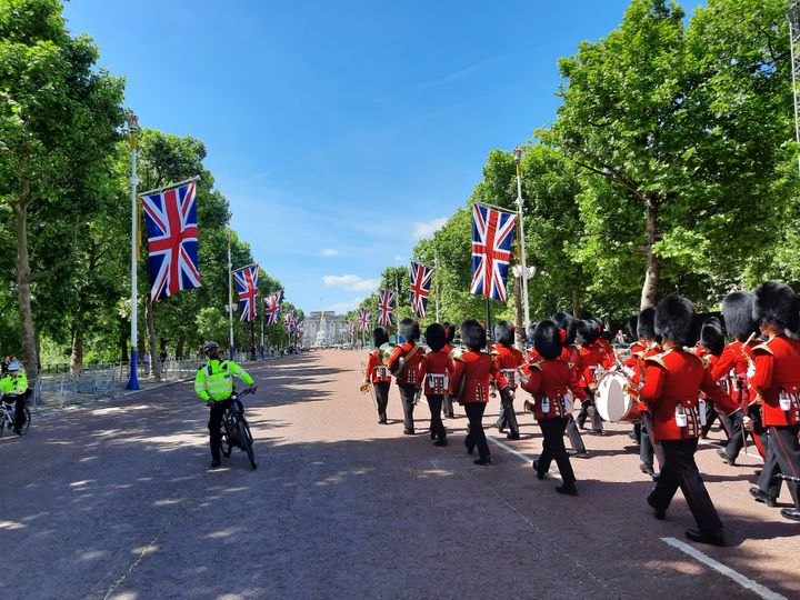 It is on the Mall, this straight avenue of one kilometer which starts from Buckingham Palace, that the military parade will take place on Thursday and the grand parade on Sunday in honor of Elizabeth II.  (RICHARD PLACE / RADIO FRANCE)