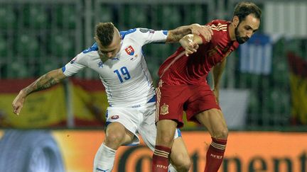 Juanfran (Espagne) face à Kucka (Slovaquie) (SAMUEL KUBANI / AFP)