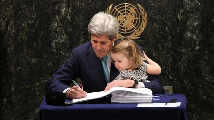 &nbsp; (John Kerry a signé l'accord de Paris au nom des Etats-Unis, accompagné de sa petite-fille de 2 ans. © MaxPPP)